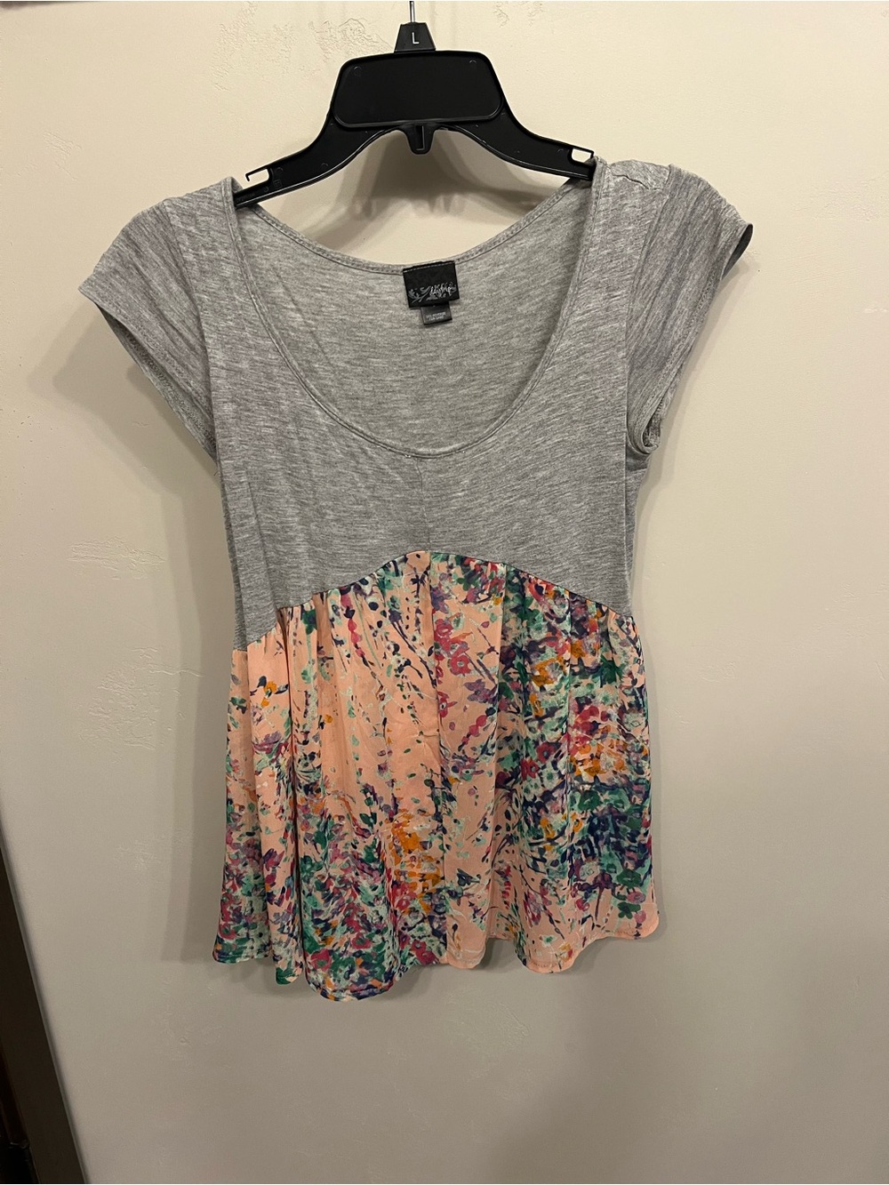 Daytrip Gray Scoop-Neck Tee with Peach Floral